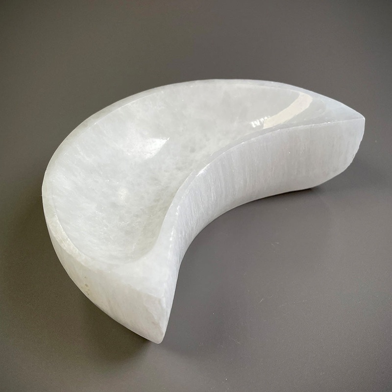 Selenite Moon Shaped Offering Bowl – 12cms