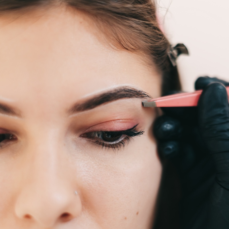 Tweezer Eyebrow Shaping